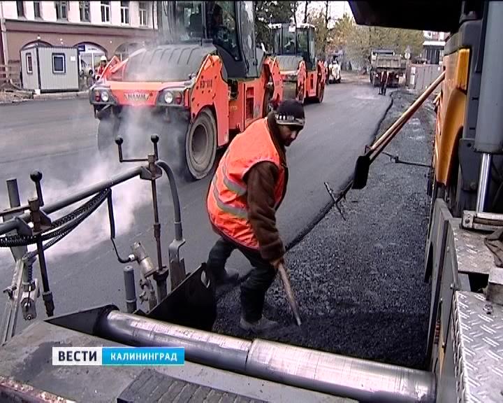 На дорожной развязке у Высокого моста в Калининграде выложили уложили нижние слои асфальта