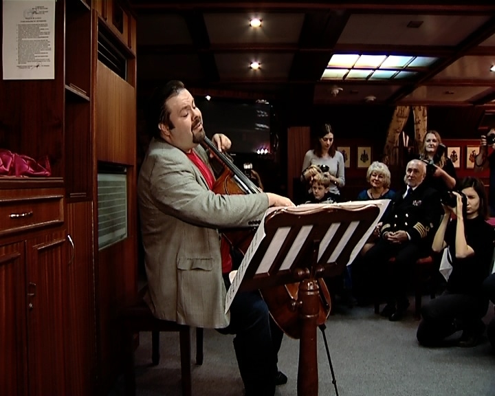 Всемирно известный виолончелист выступил на борту барка «Крузенштерн»