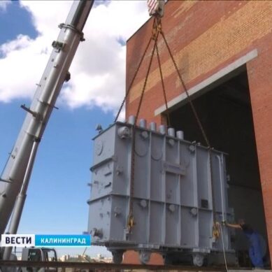 На новой электроподстанции к ЧМ-2018 в Калининграде готовятся к установке второго трансформатора
