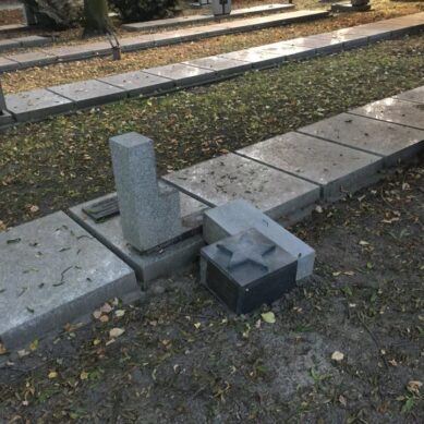 На кладбище красноармейцев в польском Познани вандалы разрушили могилы