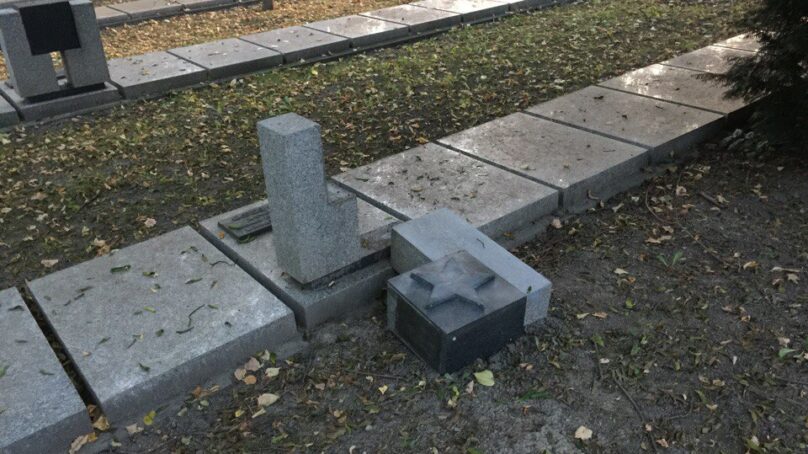 На кладбище красноармейцев в польском Познани вандалы разрушили могилы