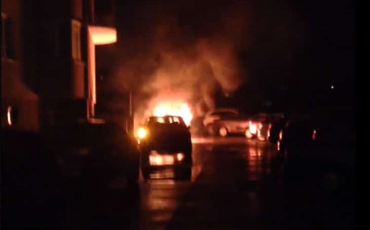 Очевидцы: «Тойоту» на ул.Гагарина в Калининграде подожгли