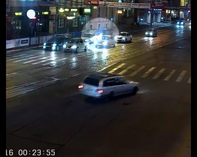 Инцидент с водителем внедорожника, протаранившего в Калининграде легковушку, попал на видео