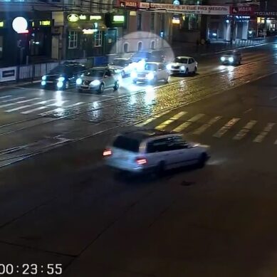 Инцидент с водителем внедорожника, протаранившего в Калининграде легковушку, попал на видео