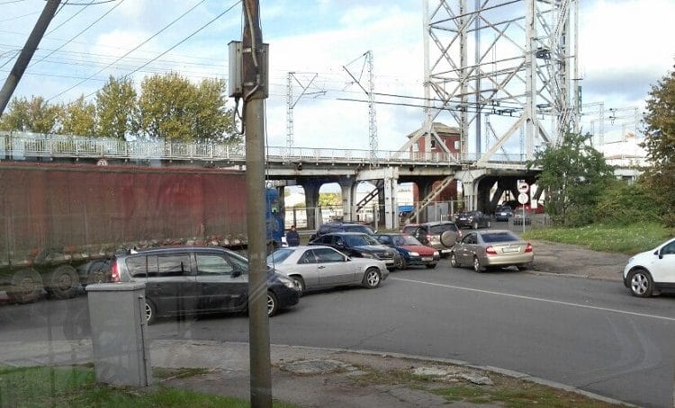 Очевидцы: На двухъярусном мосту в Калининграде столкнулись фура и легковушка