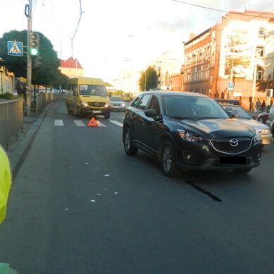 На улице Черняховского водитель «Мазды» сбил двух женщин на «зебре»