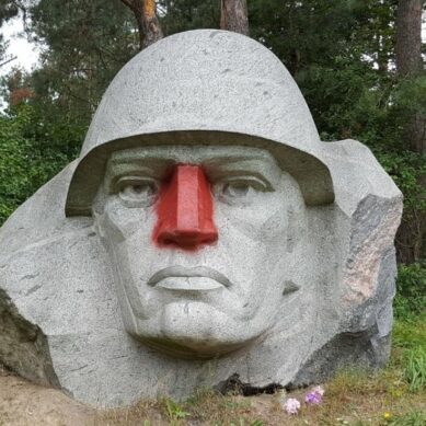 Вандалы в Литве осквернили советский памятник
