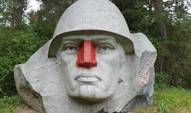 Вандалы в Литве осквернили советский памятник