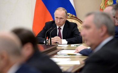 Путин утвердил перевод бюджетников на карты «Мир»