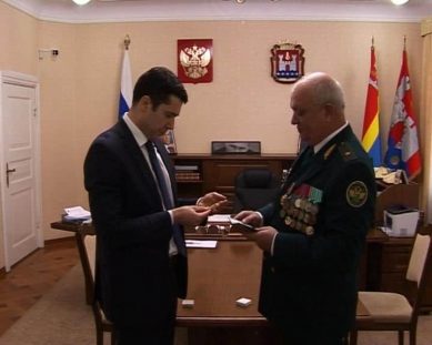 Антона Алиханова наградили памятной медалью «25 лет Российской таможне»