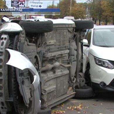 На Московском проспекте автоледи, пытаясь перестроиться, перевернула машину