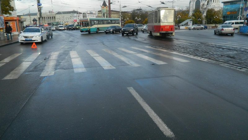 В Калининграде под колеса троллейбуса попала пожилая женщина
