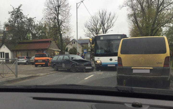 На ул.Суворова в Калининграде не разошлись легковушка и пассажирский автобус