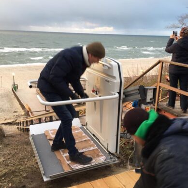 В Янтарном на пляже появился автоматический подъемник для колясок