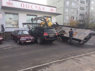 На улице Гайдара на «Ленд Крузер» завалился эвакуатор