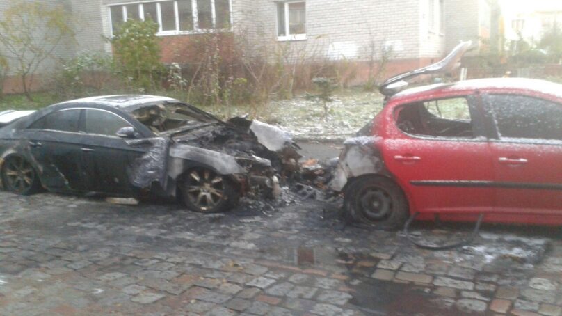 На улице Чекистов в Калининграде ночью сгорели два авто