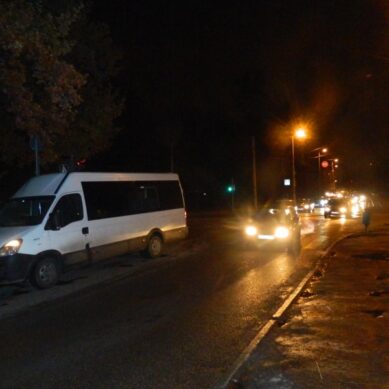 В Калининграде на улице Азовской под колесами авто пострадала женщина