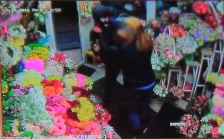 В Калининграде злоумышленник в маске ограбил три цветочных ларька