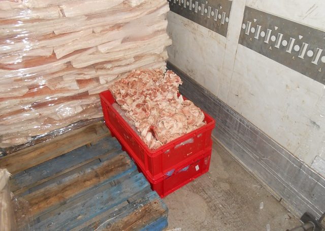 В Калининград пытались ввезти более 42 тонн запрещенной свинины под видом майонеза