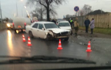 Очевидцы: на мамоновской трассе столкнули две иномарки