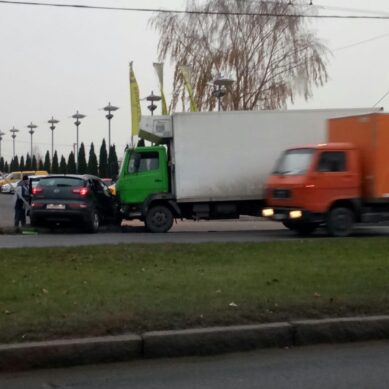 На Московском проспекте столкнулись легковушка и грузовик