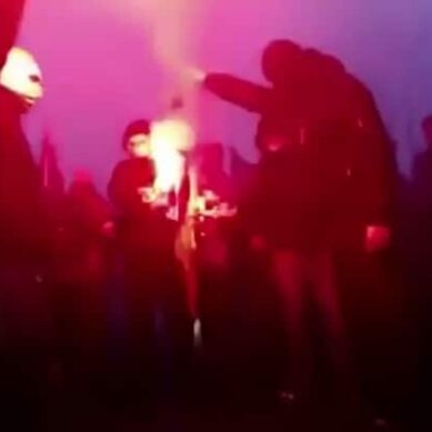Киев готовит ноту протеста после сожжения украинского флага поляками