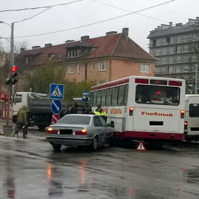 В Калининграде в ДТП попал учебный автобус