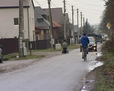 Добиться строительства тротуаров жителям поселка под Калининградом удалось лишь после визита к губернатору