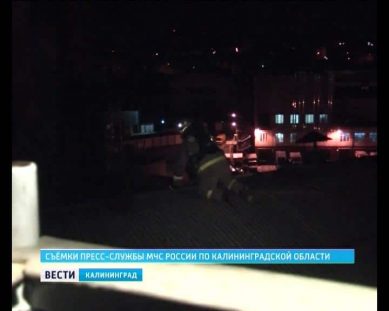В Калининграде ночью загорелась крыша мукомольного завода