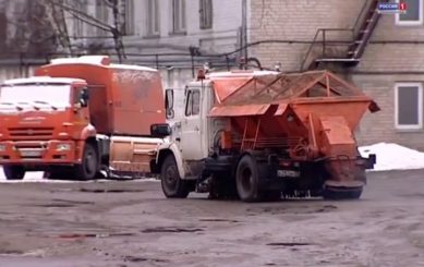 В Калининграде дороги начали обрабатывать от гололеда