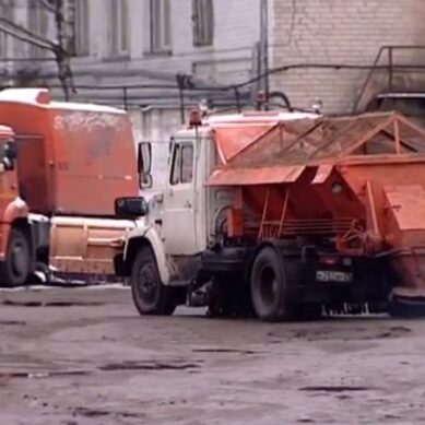 30 машин и 425 дворников убирают снег на улицах Калининграда