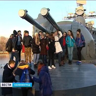 Школьники познакомились с историей главной военной базы Балтийского флота