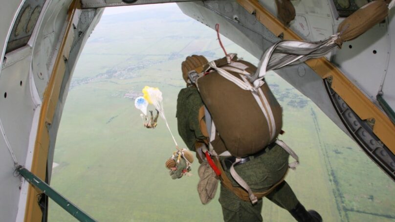 Морские пехотинцы Балтийского флота выполнят более 1500 прыжков с парашютом