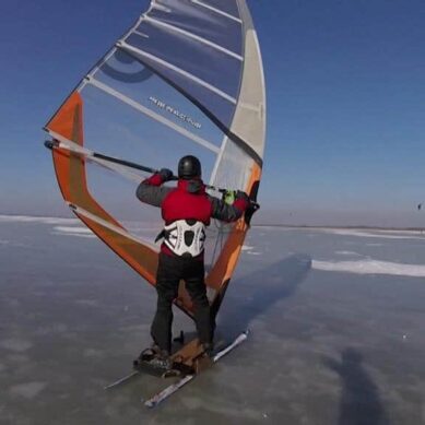 В Калининградском заливе прошли соревнования по айсбордингу и сноукайтингу