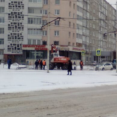 Сотрудники «Калининградтеплосеть» устраняют коммунальную аварию