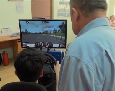Ученики детско-юношеской автошколы  оттачивают навыки вождения на виртуальных трассах
