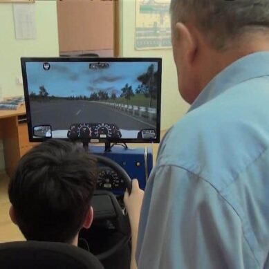 Ученики детско-юношеской автошколы  оттачивают навыки вождения на виртуальных трассах