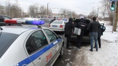 За рулём пьяный и с пистолетом. Калининградские полицейские после погони задержали нарушителей
