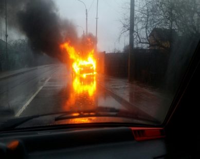 Пожарные Калининграда тушили ночью горящие автомобили