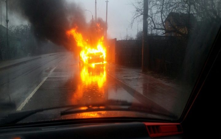 Пожарные Калининграда тушили ночью горящие автомобили