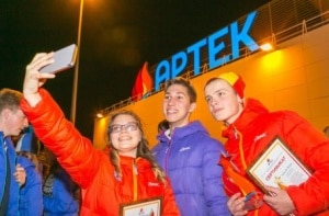 Школьники из Калининграда познают мир искусства в Артеке