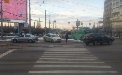 В центре Калининграда столкнулись «Шкода» и «БМВ»