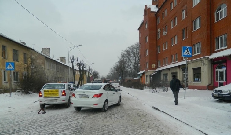 Калининградский пенсионер пострадал на пешеходном переходе под колесами авто