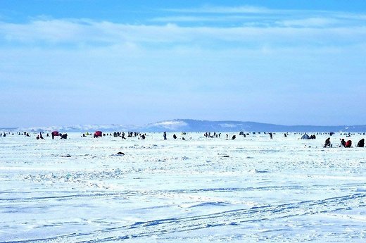 В Куршском заливе под лёд провалилась «Ока» с рыбаками. Один погибший