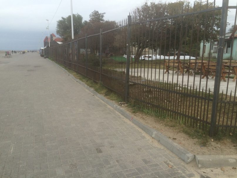 В Зеленоградске на променаде снесут незаконно установленный забор