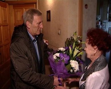Лидию Степанову, человека-легенду, ветерана ГИБДД коллеги поздравили с юбилеем