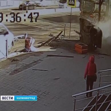 В Калининграде автомобиль вылетел на тротуар и чудом не задел пешеходов