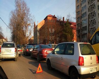 На ул. Фрунзе большая пробка из-за аварии
