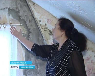 Пенсионерка из Зеленоградска более 10 лет не может добиться ремонта своей квартиры