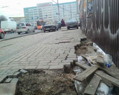 На Ленинском проспекте провалился тротуар